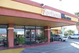 Hotel Fortuna Inn & Suites