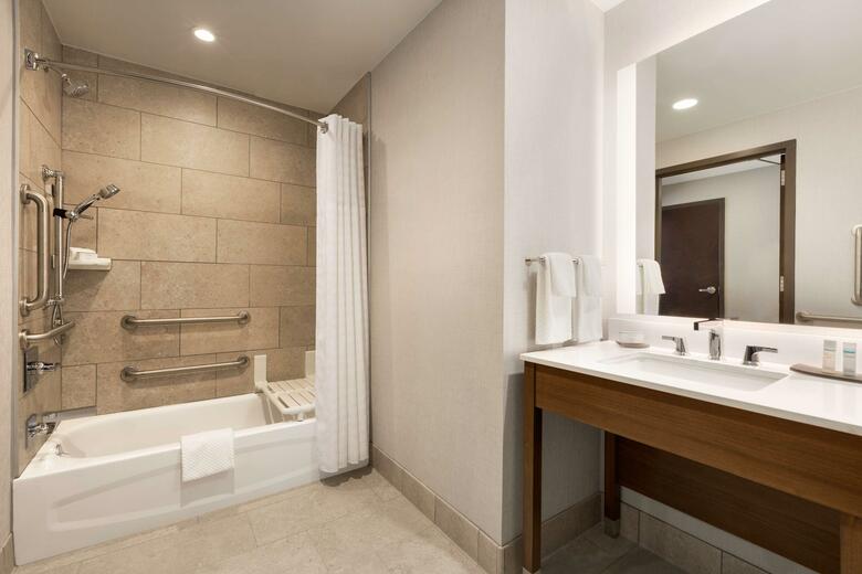 Hotel Embassy Suites By Hilton Denton Convention Center