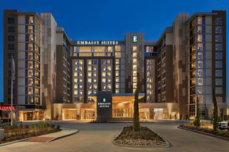 Hotel Embassy Suites By Hilton Denton Convention Center