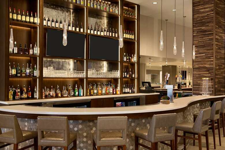 Hotel Embassy Suites By Hilton Denton Convention Center