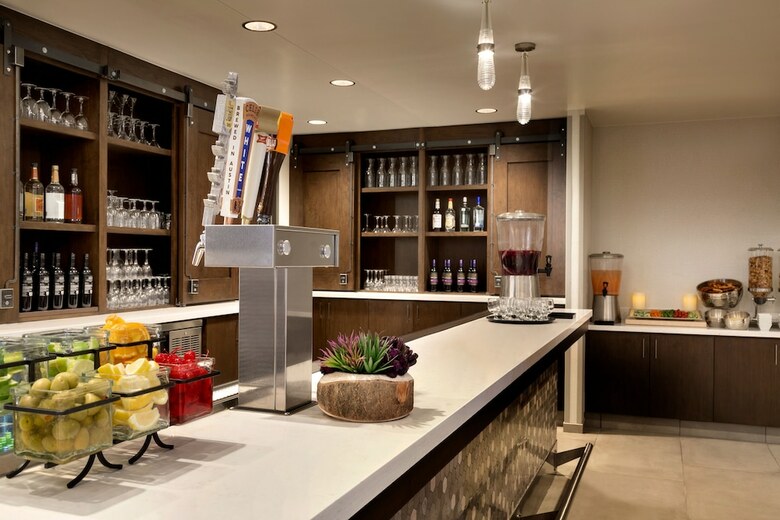 Hotel Embassy Suites By Hilton Denton Convention Center