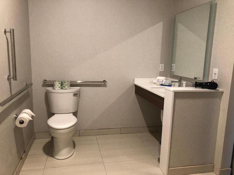Hotel Holiday Inn Express And Suites Madison