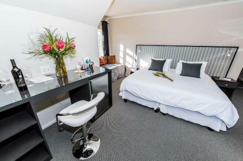 Hostal Le Petit Chateau Guest House
