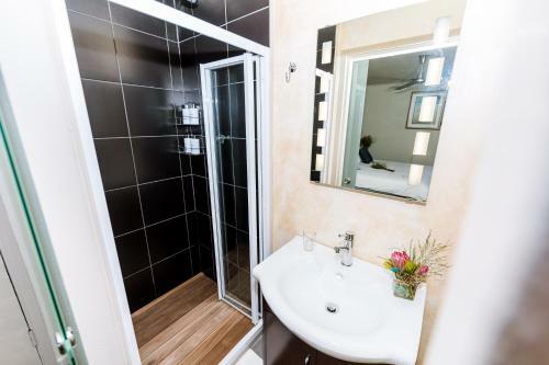 Hostal Le Petit Chateau Guest House