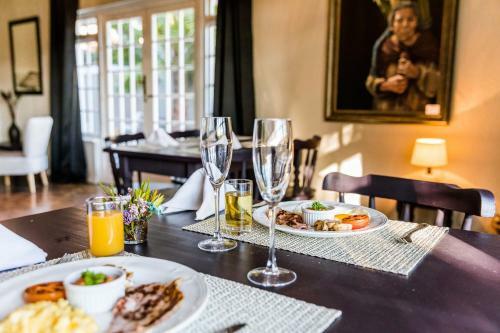 Hostal Le Petit Chateau Guest House