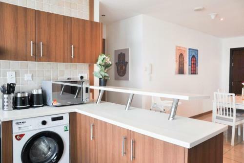 Apartamento Upgraded 2 Bd W Sea Views - Accommodates 6!