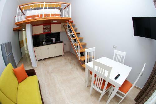 Crown Deluxe Apartments