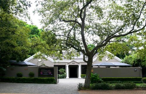 Hostal About Guest Lodge