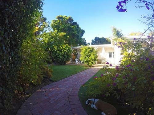 Hostal Paradiso Guesthouse & Self-catering Cottage