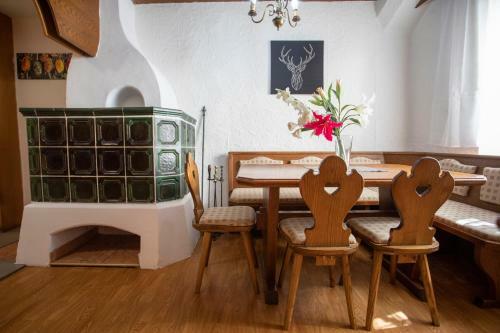 Hall City Traditional Old Town Apartment