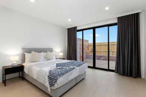 Luxurious 4 Bedroom Ocean View Holiday House