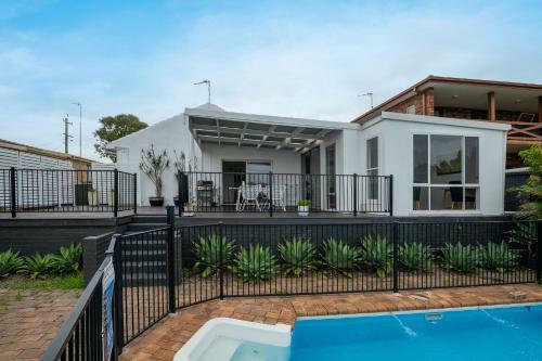Lagoon House // Pool // Pet Friendly