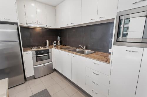 Apartamento Cbd? ?unit? ?with? ?balcony? ?and? ?pool? ?near? ?shops? ?and ?gardens? ?