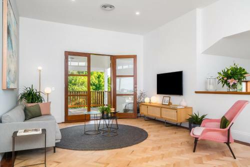 Your Luxury Escape - White Wood