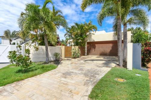Stunning 4bd Waterfront Paradise With Pool