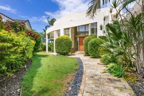 Stunning 4bd Waterfront Paradise With Pool