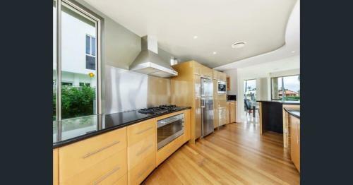 Stunning 4bd Waterfront Paradise With Pool