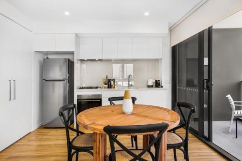 Coastal Apartment With Balcony, Parking And Pool