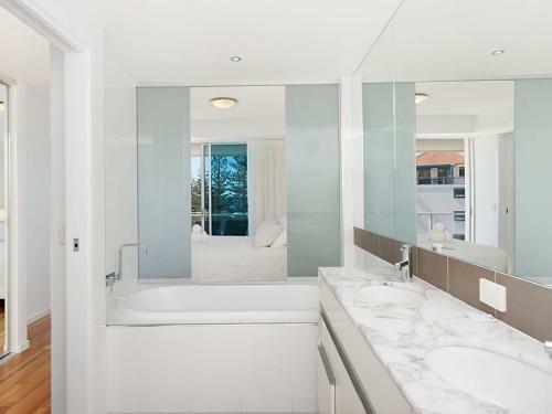 Reflections Tower 2 Unit 401 - Beachfront, Views And In A Great Location