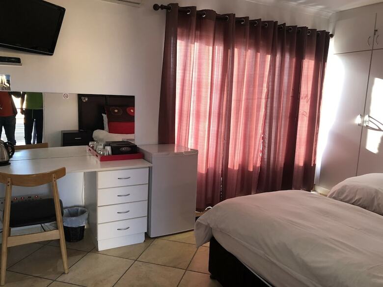 Hostal Me Casa Guest House