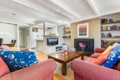 Parking, Fireplace And Bbq Deck In Chic 2-bed House