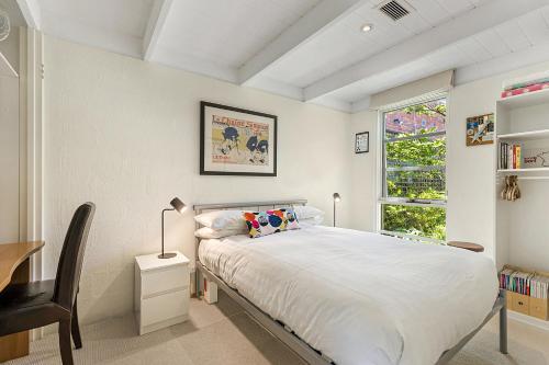 Parking, Fireplace And Bbq Deck In Chic 2-bed House