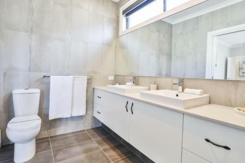 Indulge Luxury Homes - Dockside Marina