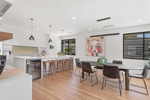 Luxe Home, Lift, Pool, Right In Town