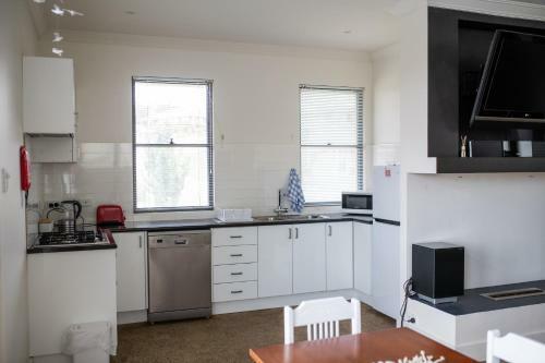 Five Bed, Five Bath, Five Star View ~ 2 Mins To Cbd ~ Wentworth Estate