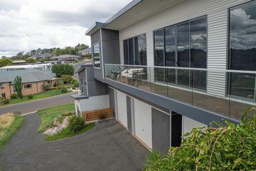 Five Bed, Five Bath, Five Star View ~ 2 Mins To Cbd ~ Wentworth Estate