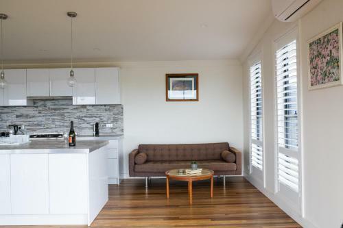 Five Bed, Five Bath, Five Star View ~ 2 Mins To Cbd ~ Wentworth Estate