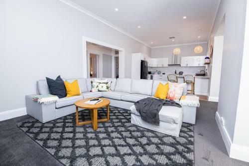 The Byng House Grand And Central, Entertain 12