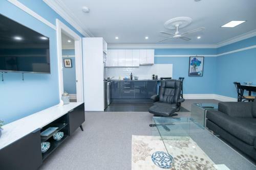 Blue Door Apartment 2 - Spacious Cbd Apartment
