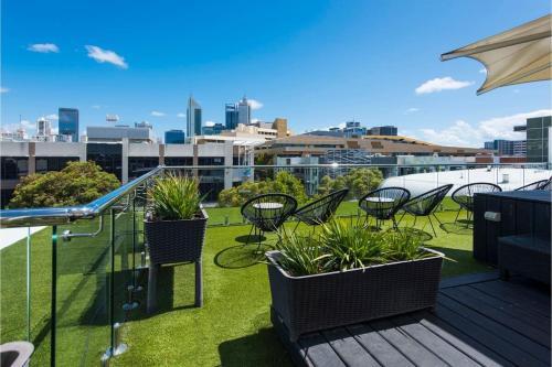 Traditional Room In Northbridge Rooftop Terrace