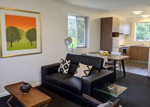 Superb 2 Br Apartment Minutes To Cbd- Cen8