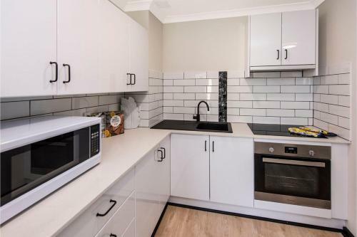 Bright 1br Apartment Close To Foreshore & Cbd!