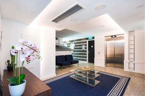 Rustic Getaway With Balcony - Stylish Room