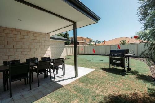 Spacious Murdoch Living - With Putting Green