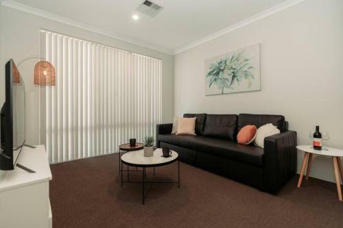 Spacious Murdoch Living - With Putting Green