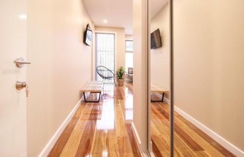 Evolve Near Adelaide Cbd - Netflix / Wine / Lock Up Garage!