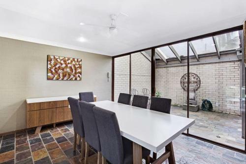 Villa Spacious Townhouse Complete With Floating Mooring!