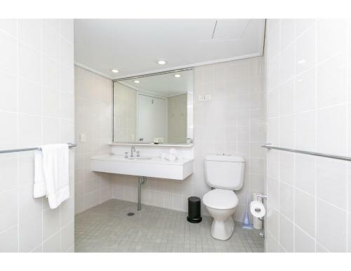 Apartamento Bright, Modern Studio Steps From The Action