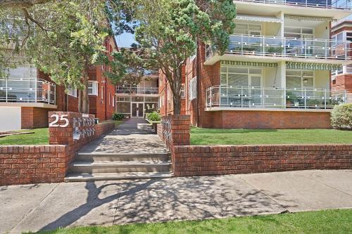 Charming Parkside Apartment In Quiet Area