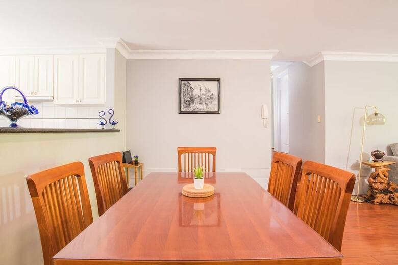 Rustic Hardwood 2 Bedroom Apartment In Randwick