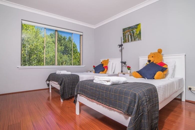 Rustic Hardwood 2 Bedroom Apartment In Randwick