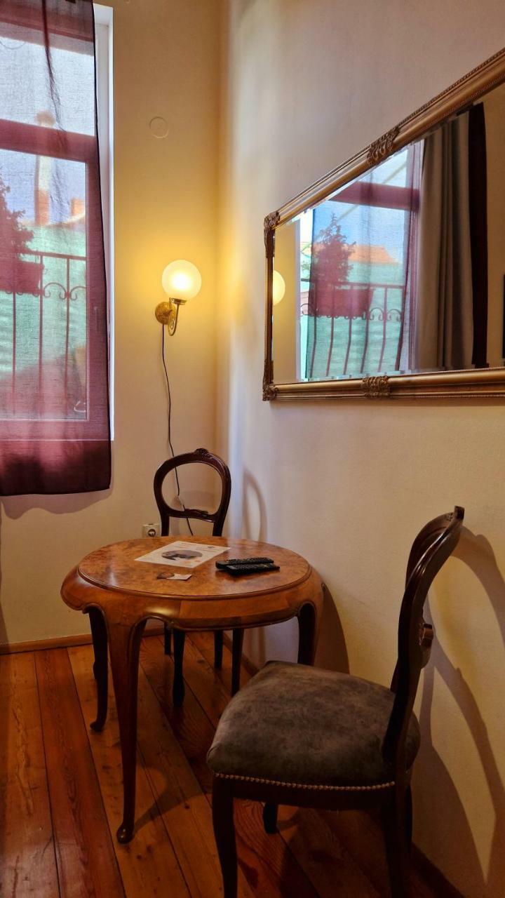 Hostal The Only One Suites