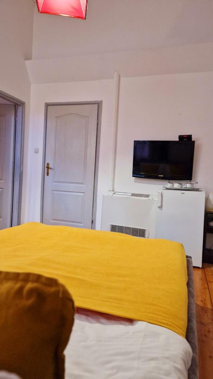 Hostal The Only One Suites