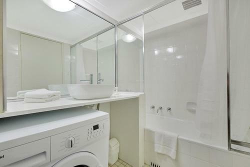 City Apartment At College St