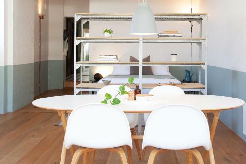 Apartamento Stylish, Industrial Studio With Sunlit Interiors