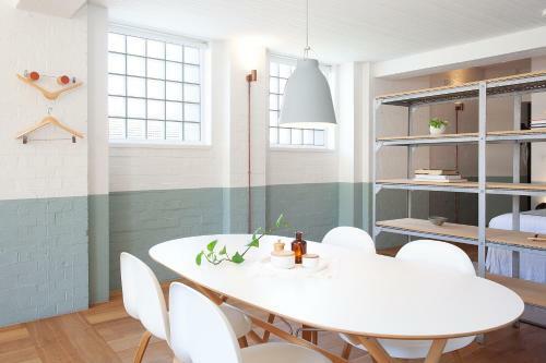 Apartamento Stylish, Industrial Studio With Sunlit Interiors